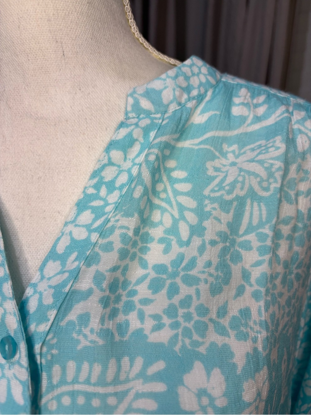 Zac & Rachel Women's Blue/White Floral V-Neck Button Front Blouse, M - Picture 6 of 12